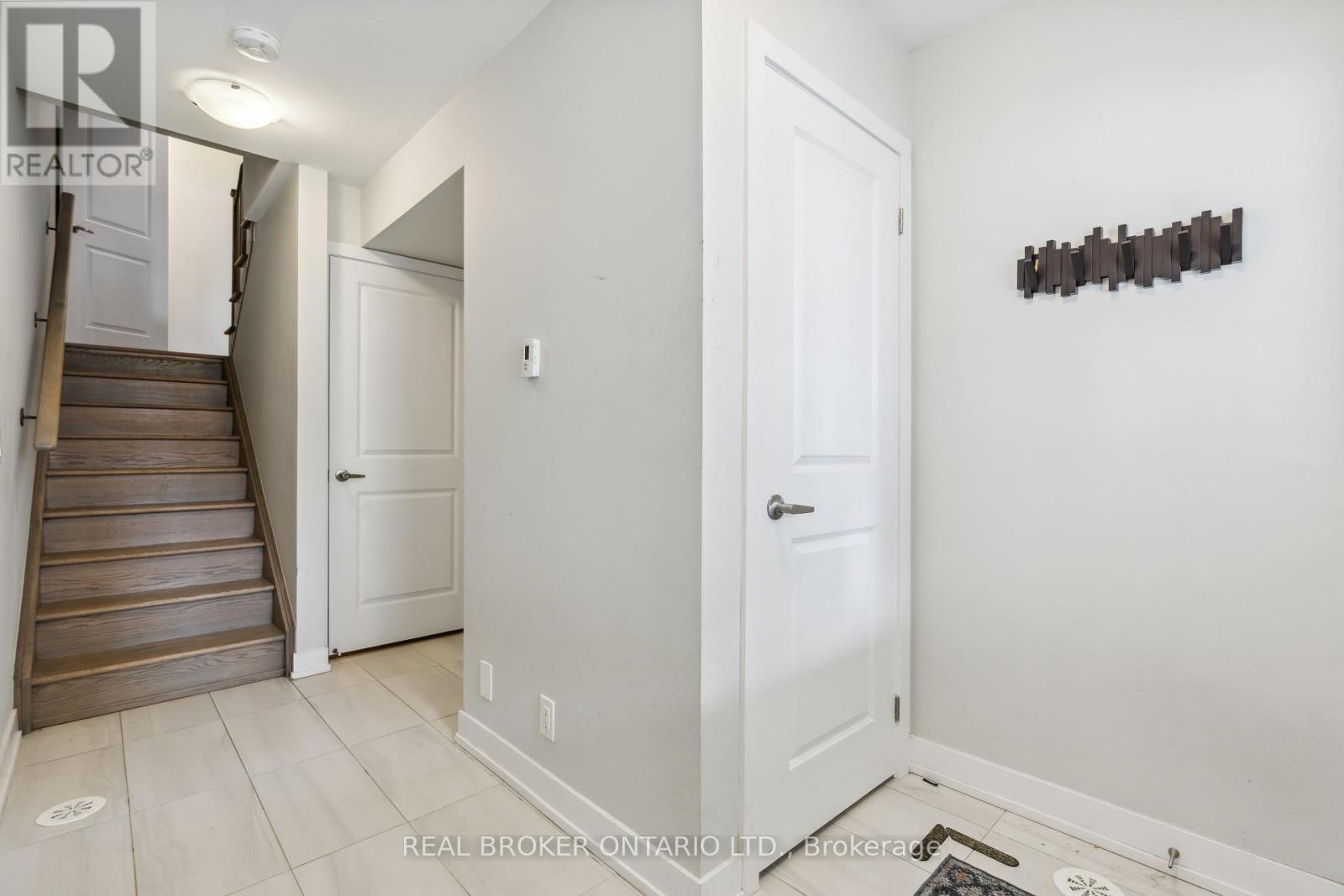 Photo 5 of 92 William Shearn Crescent, Markham ON