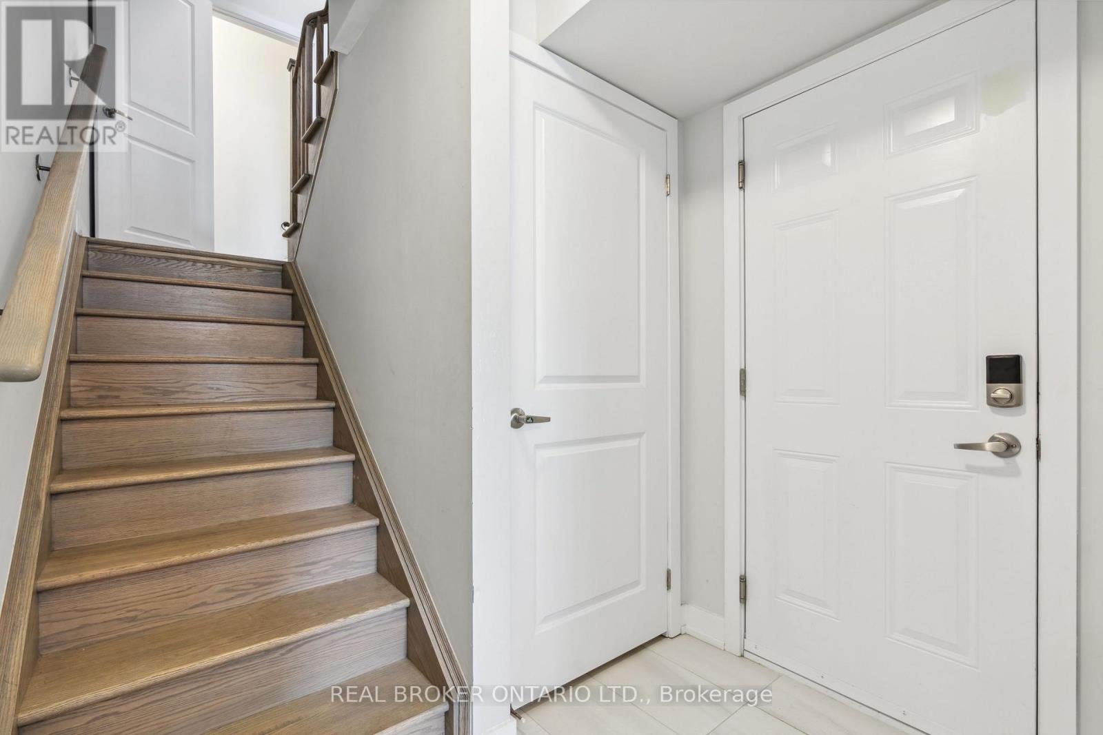 Photo 6 of 92 William Shearn Crescent, Markham ON