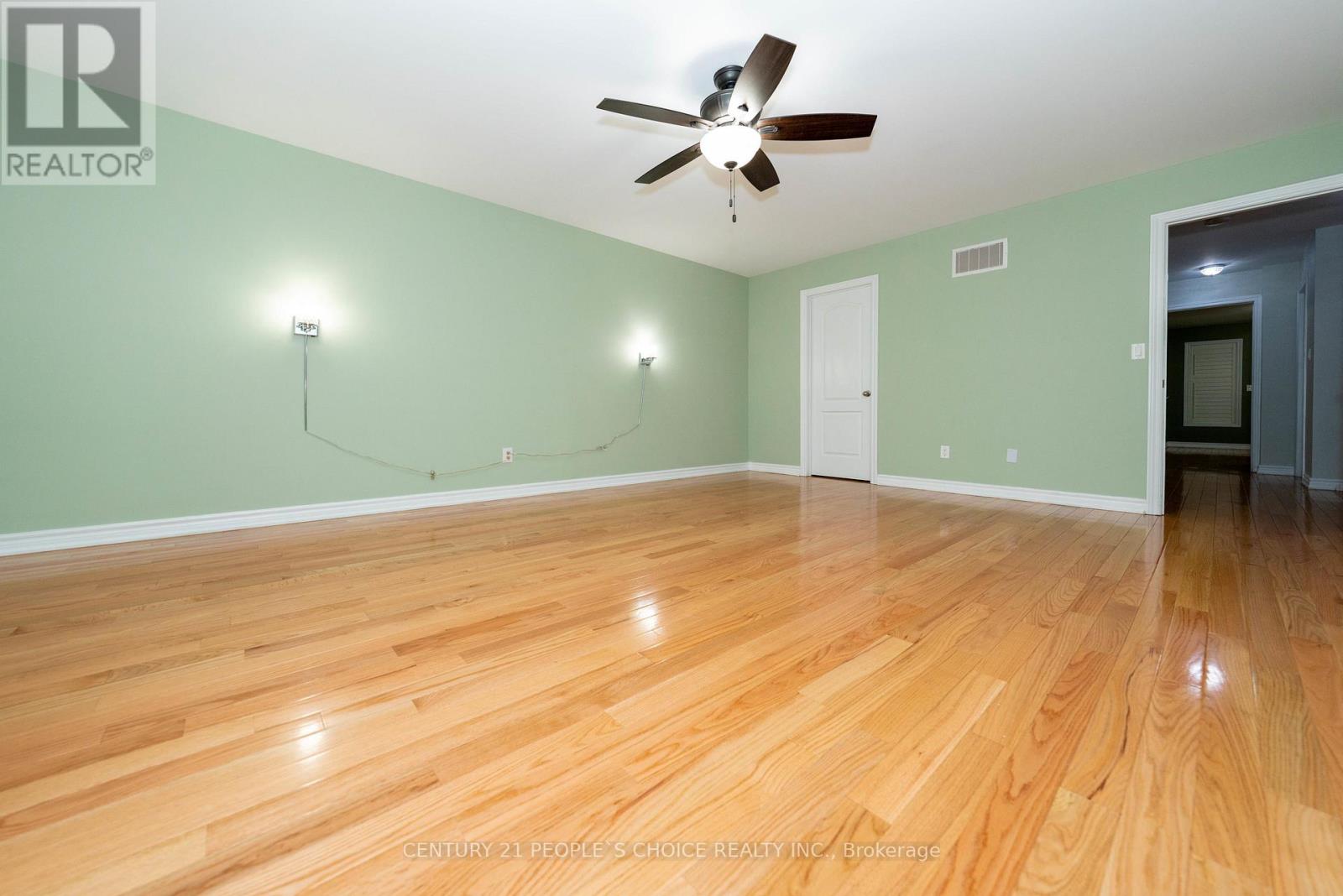 Photo 23 of Upper 38 Vettese Court, Markham ON