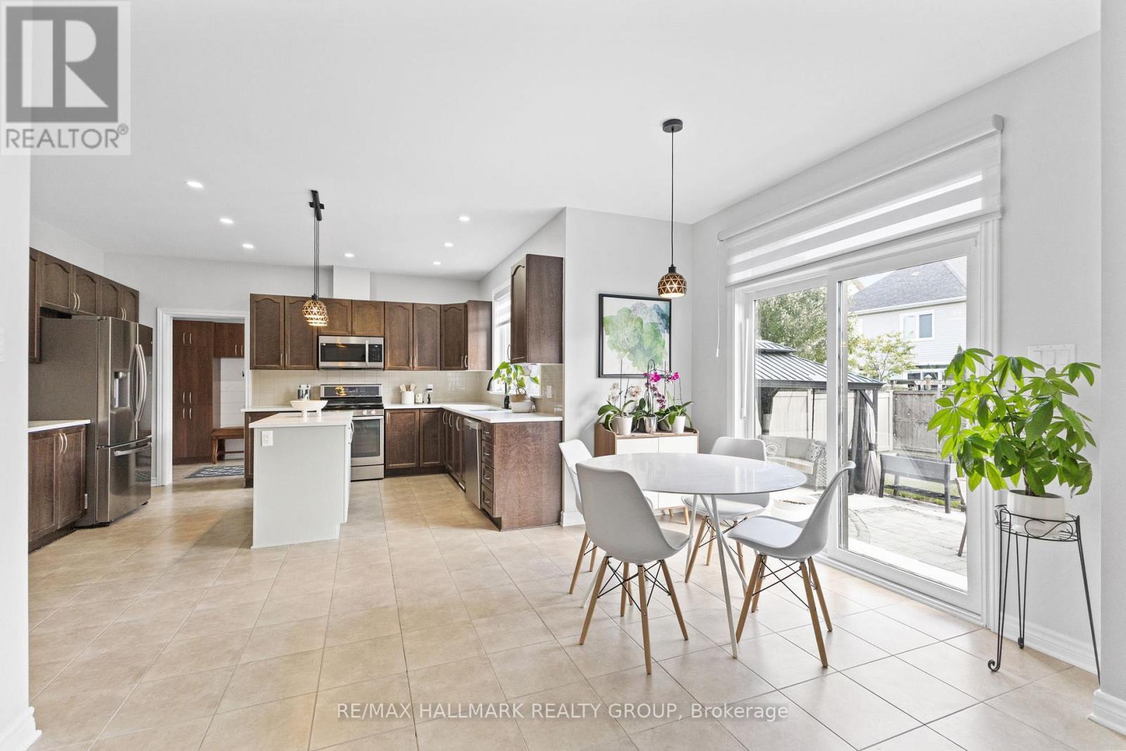 Photo 11 of 254 Gracewood Crescent, Ottawa ON