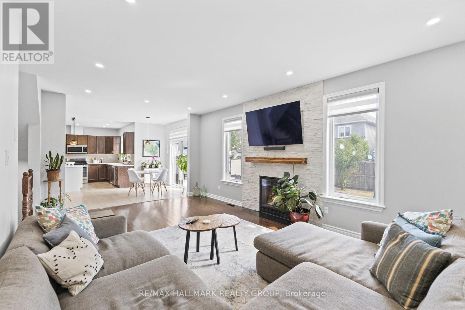 Photo 5 of 254 Gracewood Crescent, Ottawa ON