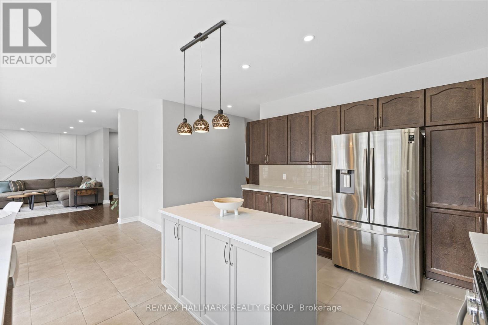 Photo 9 of 254 Gracewood Crescent, Ottawa ON