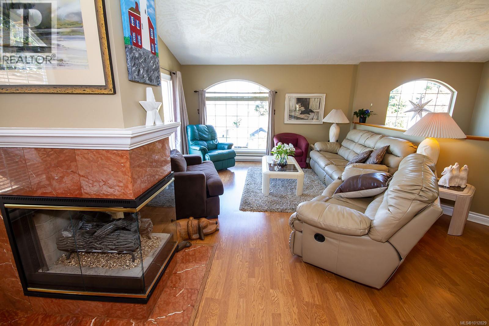 2 709 Luscombe Pl, Esquimalt