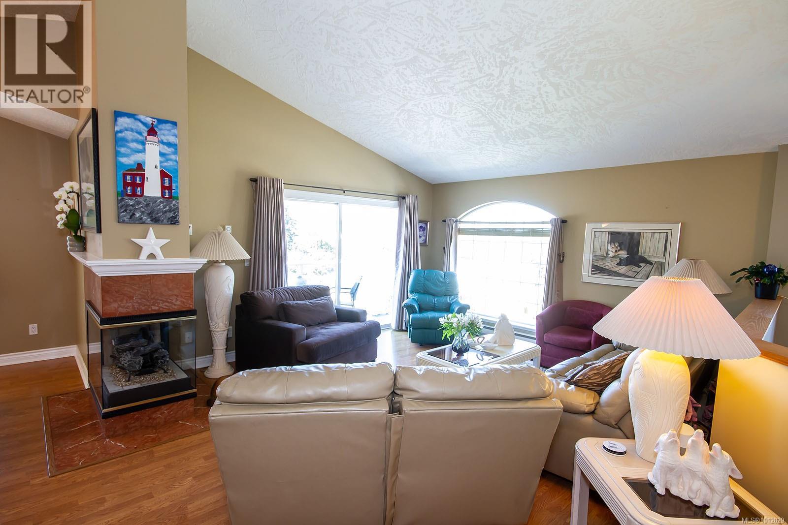 2 709 Luscombe Pl, Esquimalt