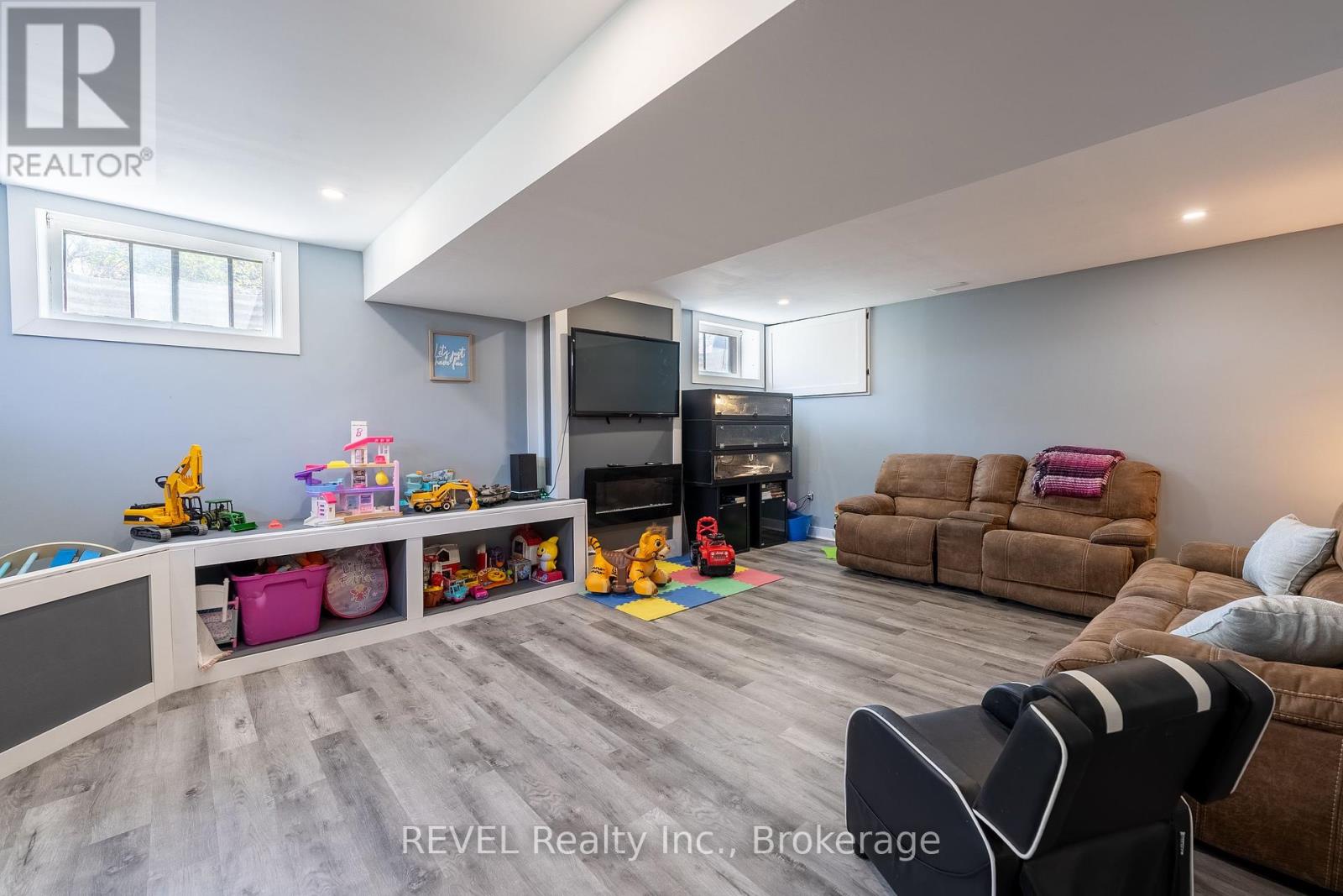 Photo 28 of 350 Kemp Road W, Grimsby ON