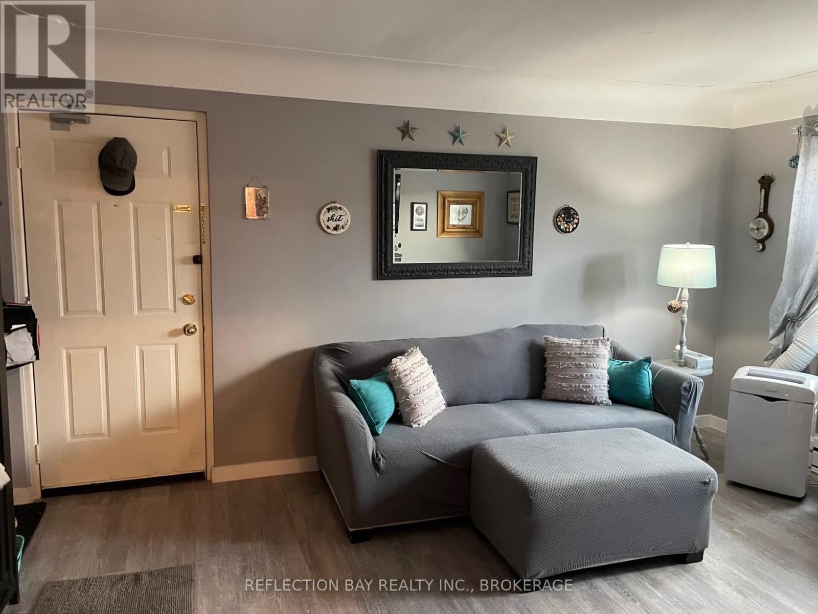 Photo 4 of 8 5 Applewood Avenue, Hamilton ON