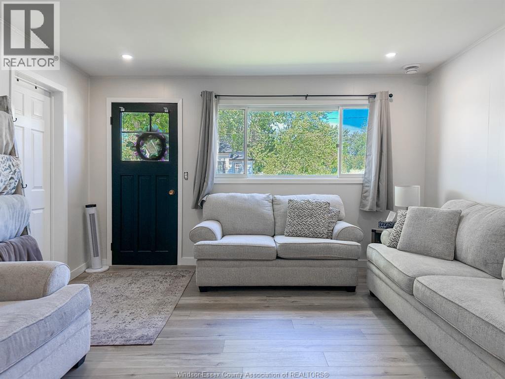 Photo 3 of 100 Wilson Avenue, Essex ON