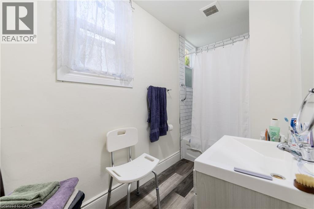 Photo 14 of 188 S Caroline Street S, Hamilton ON