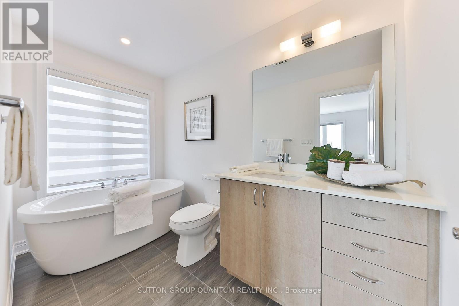 Photo 32 of 2168 Postmaster Drive, Oakville ON