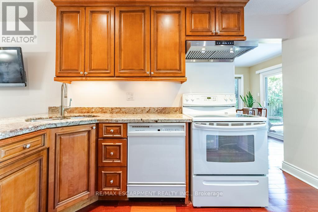 Photo 13 of 3036 Swansea Drive, Oakville ON
