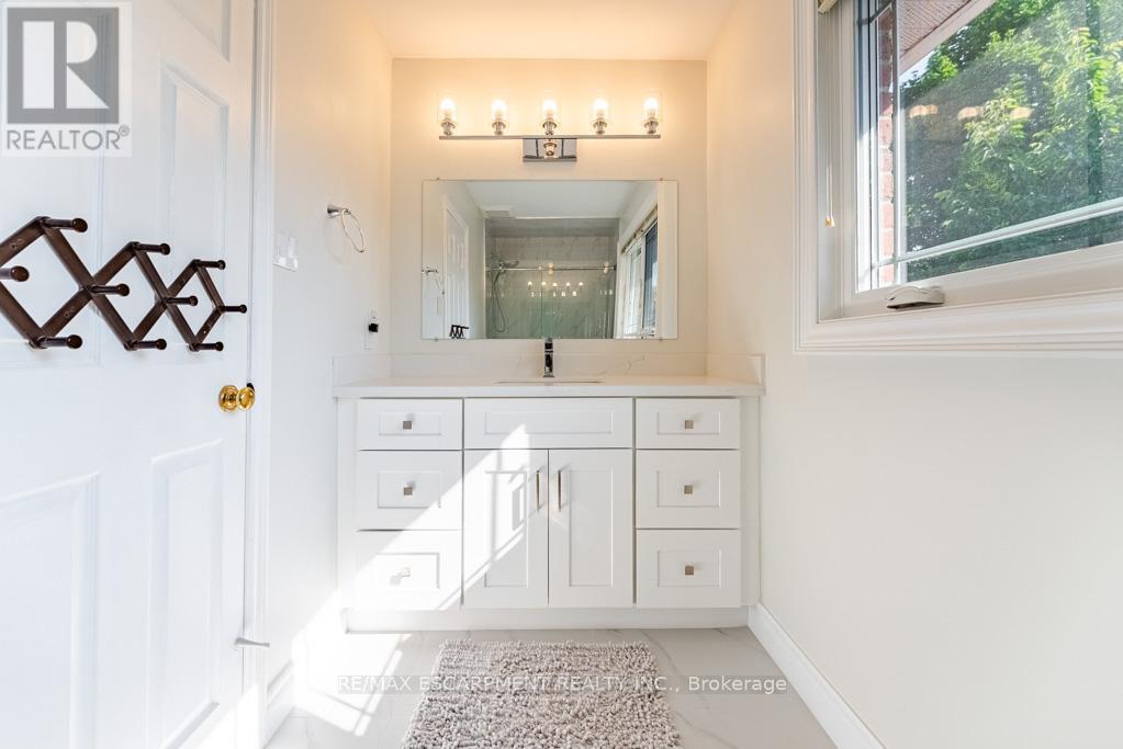 Photo 33 of 3036 Swansea Drive, Oakville ON