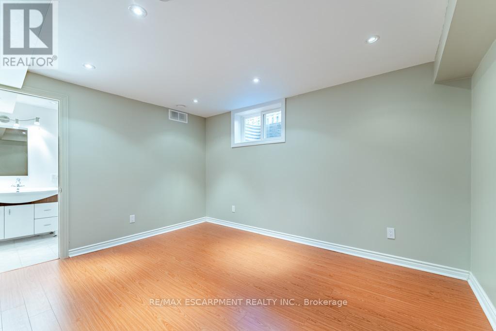 Photo 40 of 3036 Swansea Drive, Oakville ON