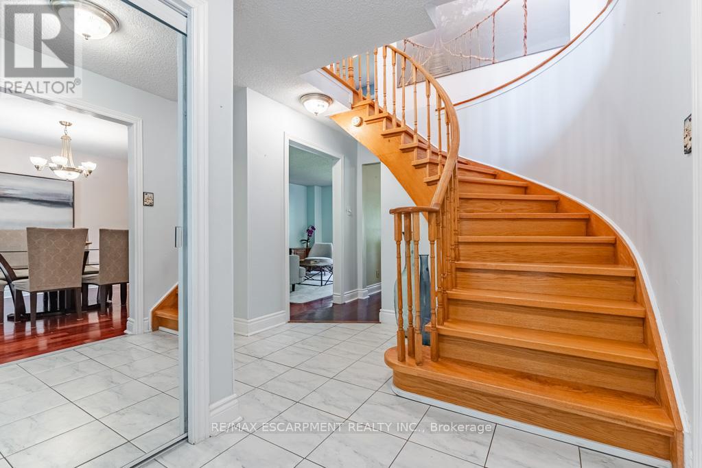Photo 9 of 3036 Swansea Drive, Oakville ON