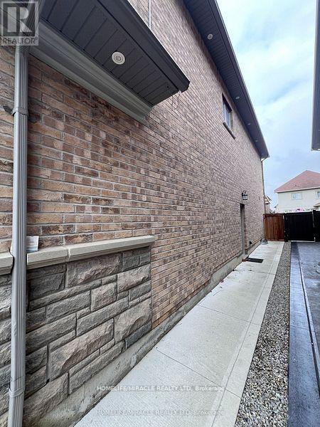 Photo 3 of 8 Arda Crescent, Brampton ON
