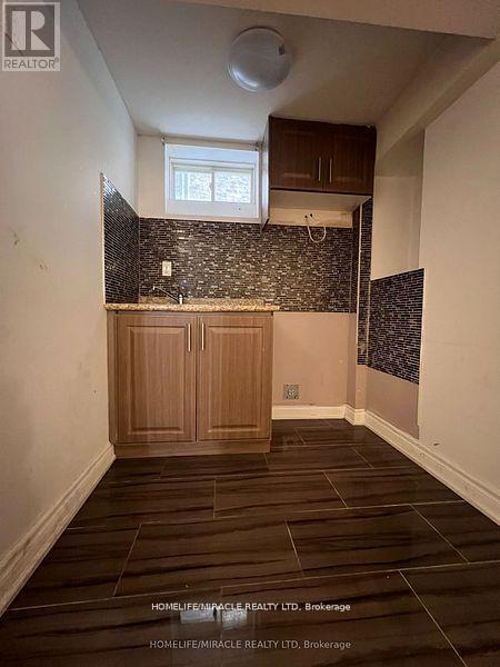 Photo 36 of 8 Arda Crescent, Brampton ON