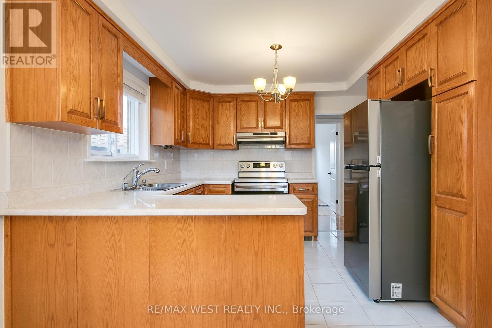 Photo 10 of 50 Larchmere Avenue, Toronto ON