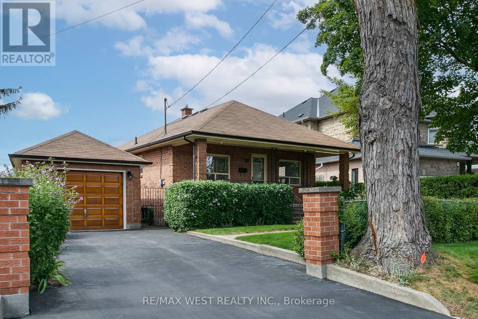 Photo 2 of 50 Larchmere Avenue, Toronto ON