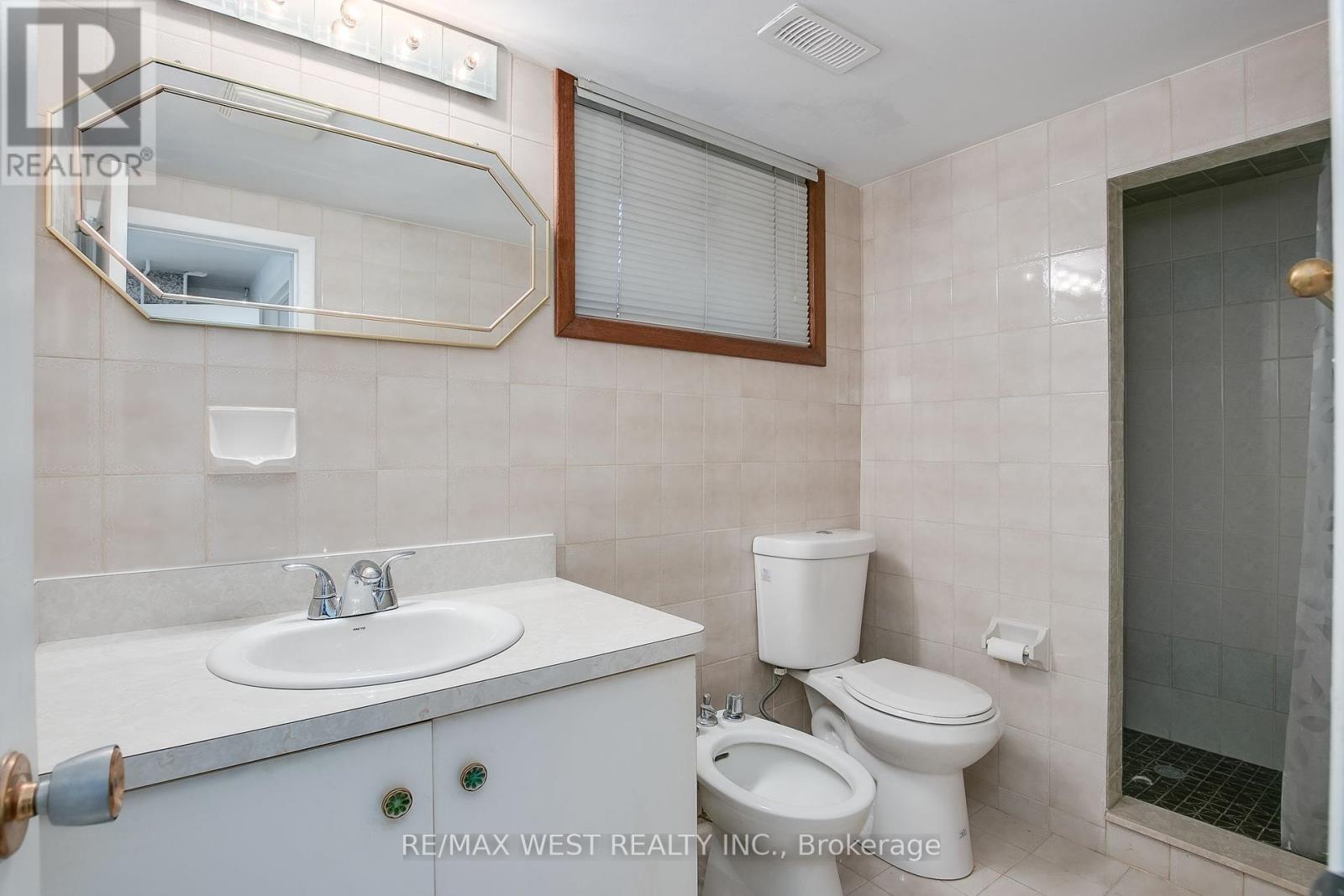 Photo 32 of 50 Larchmere Avenue, Toronto ON