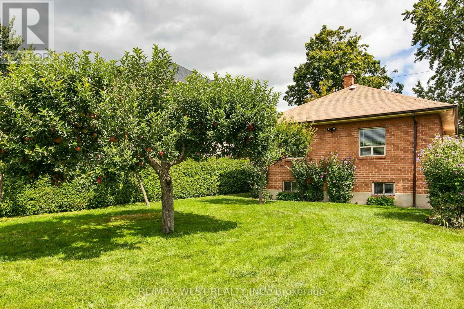 Photo 37 of 50 Larchmere Avenue, Toronto ON