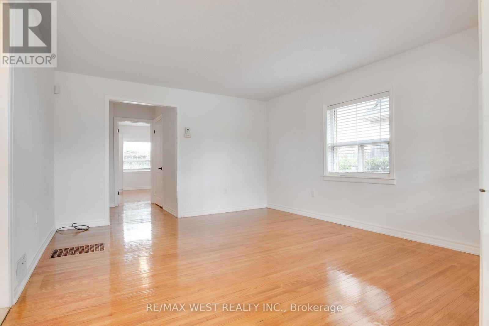 Photo 4 of 50 Larchmere Avenue, Toronto ON