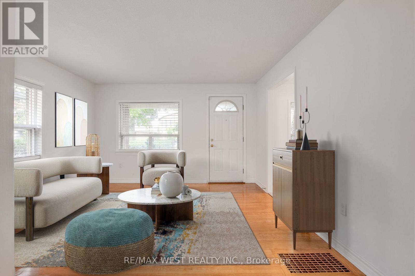 Photo 5 of 50 Larchmere Avenue, Toronto ON