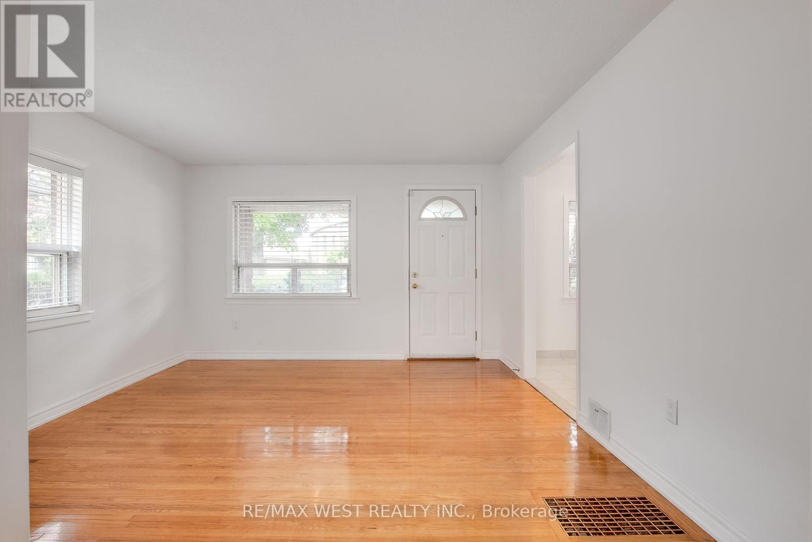 Photo 7 of 50 Larchmere Avenue, Toronto ON