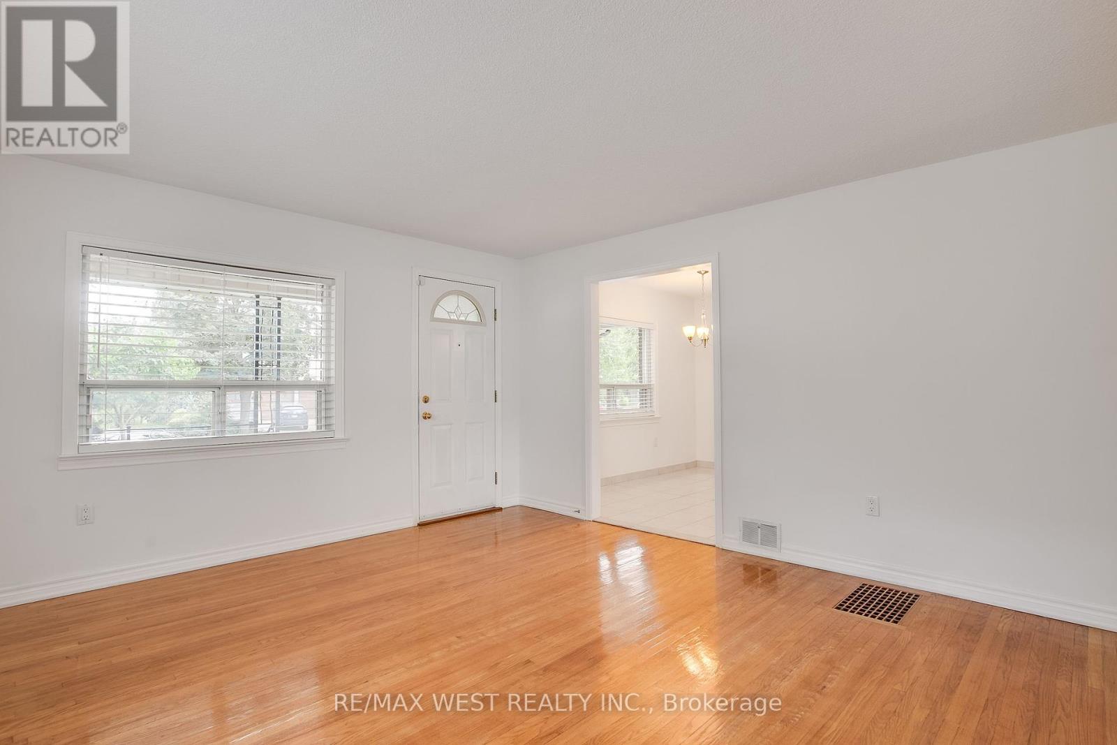 Photo 8 of 50 Larchmere Avenue, Toronto ON