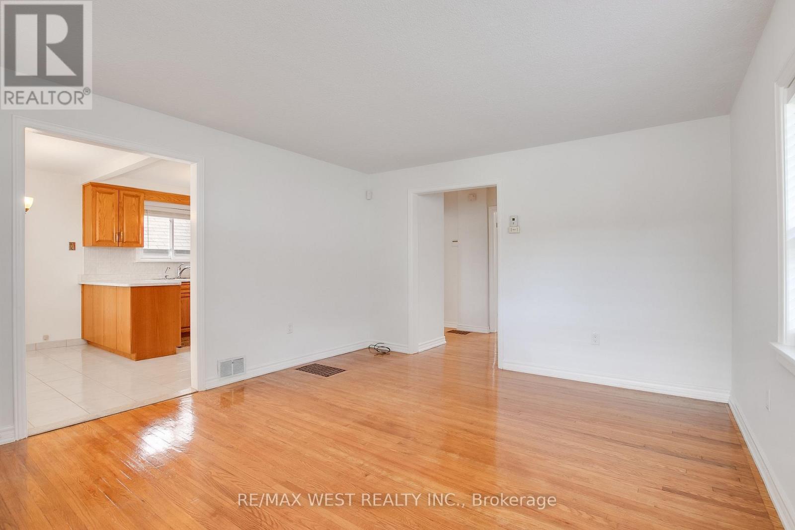 Photo 9 of 50 Larchmere Avenue, Toronto ON