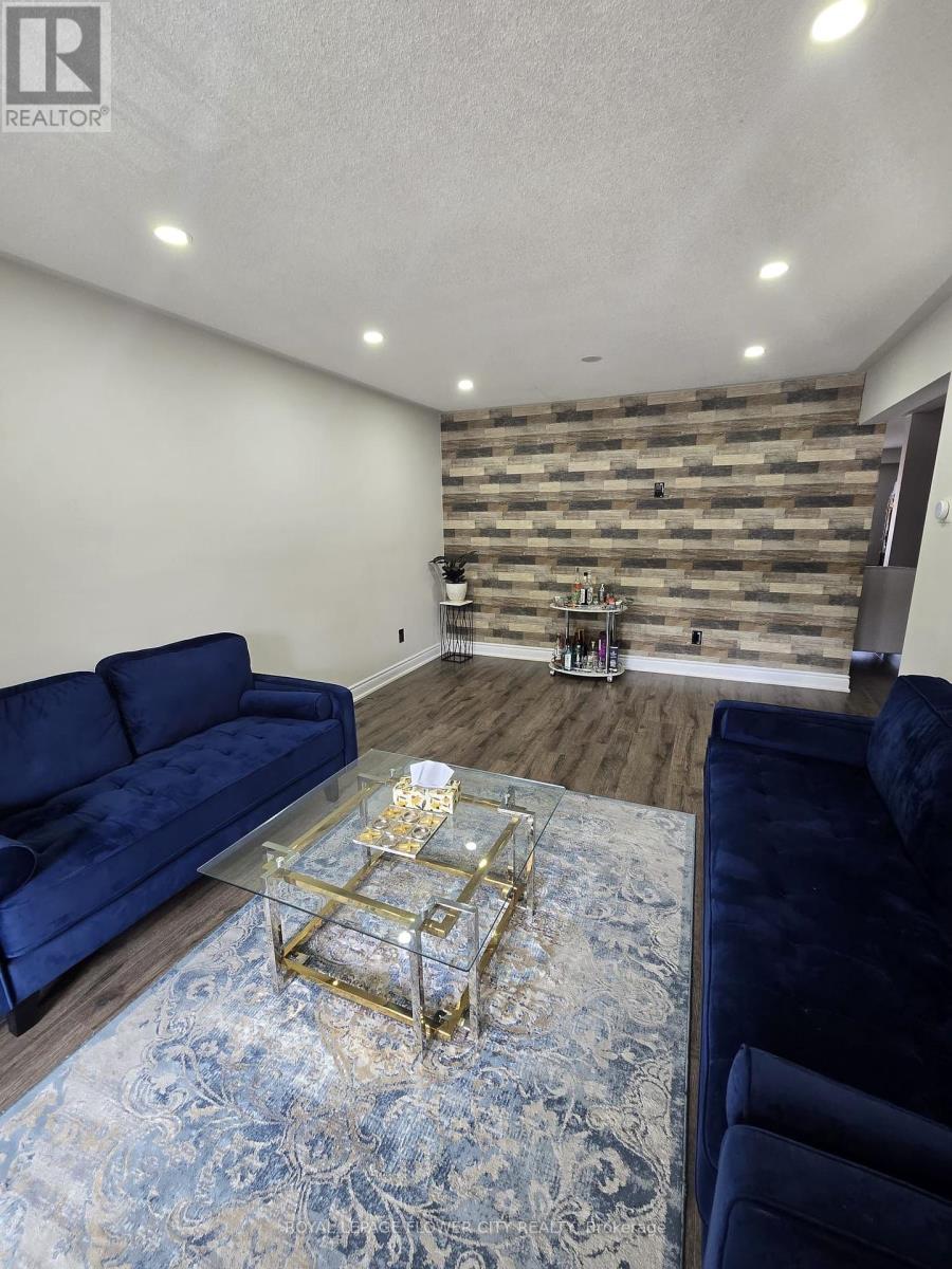 Photo 1 of 61 Pefeerlaw Circle, Brampton ON
