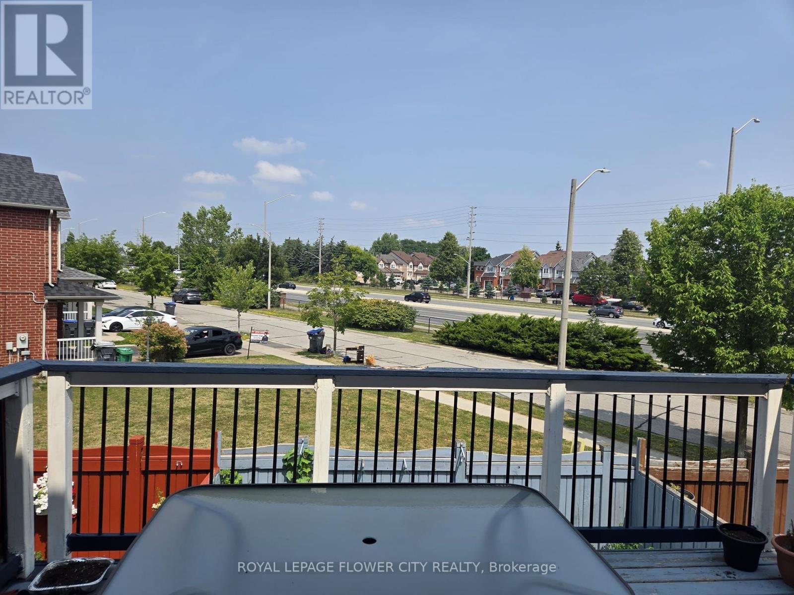 Photo 10 of 61 Pefeerlaw Circle, Brampton ON