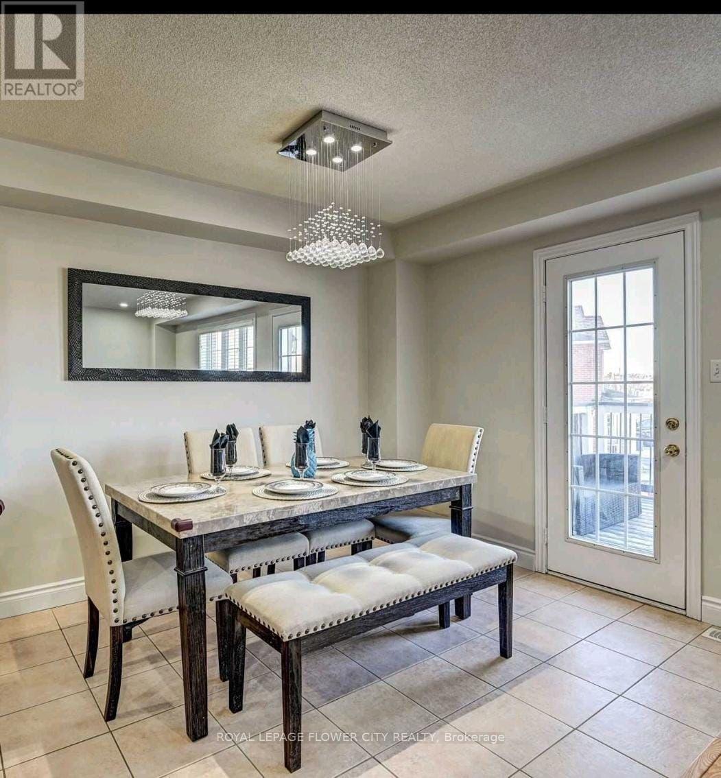 Photo 11 of 61 Pefeerlaw Circle, Brampton ON