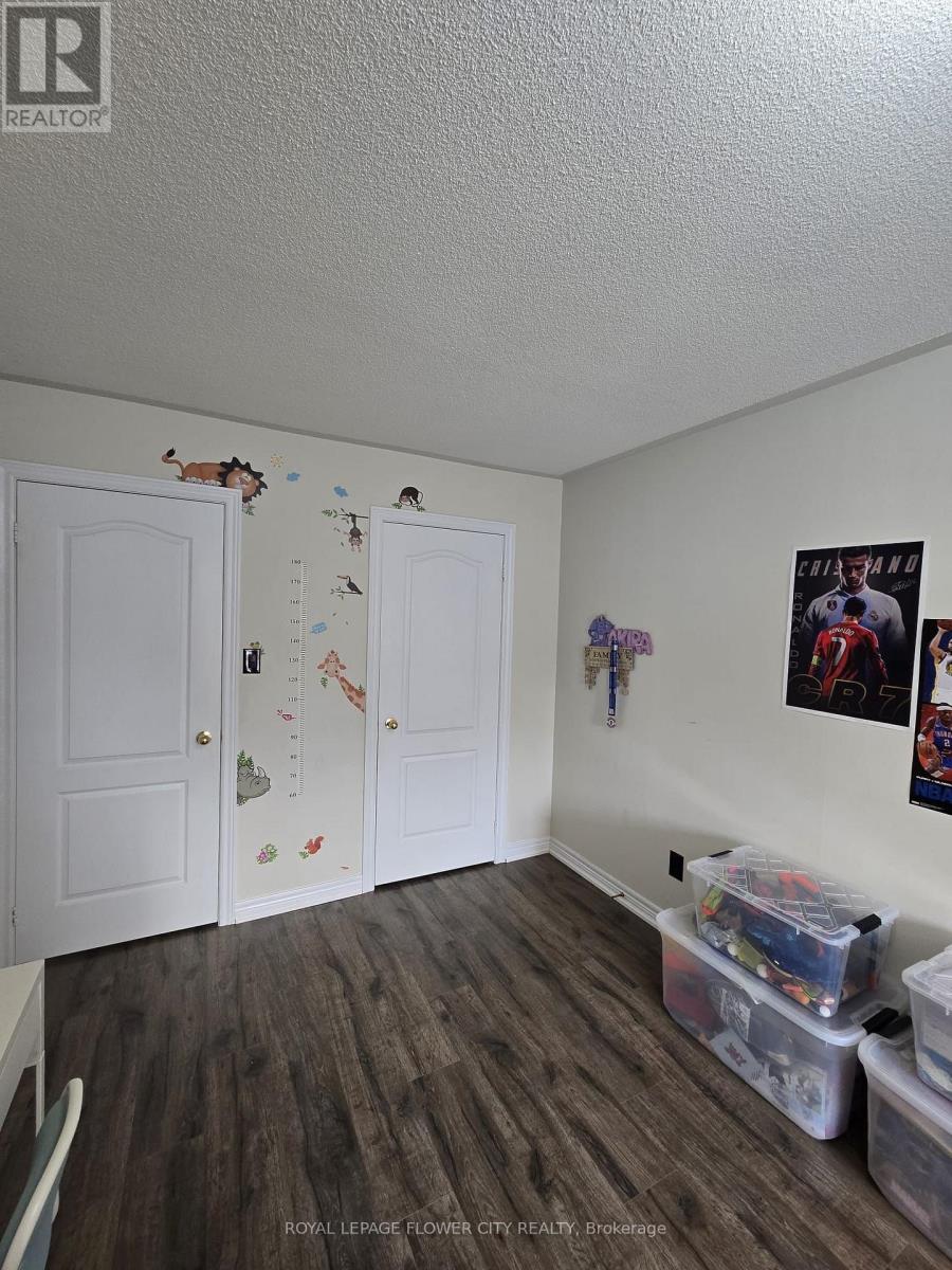 Photo 12 of 61 Pefeerlaw Circle, Brampton ON
