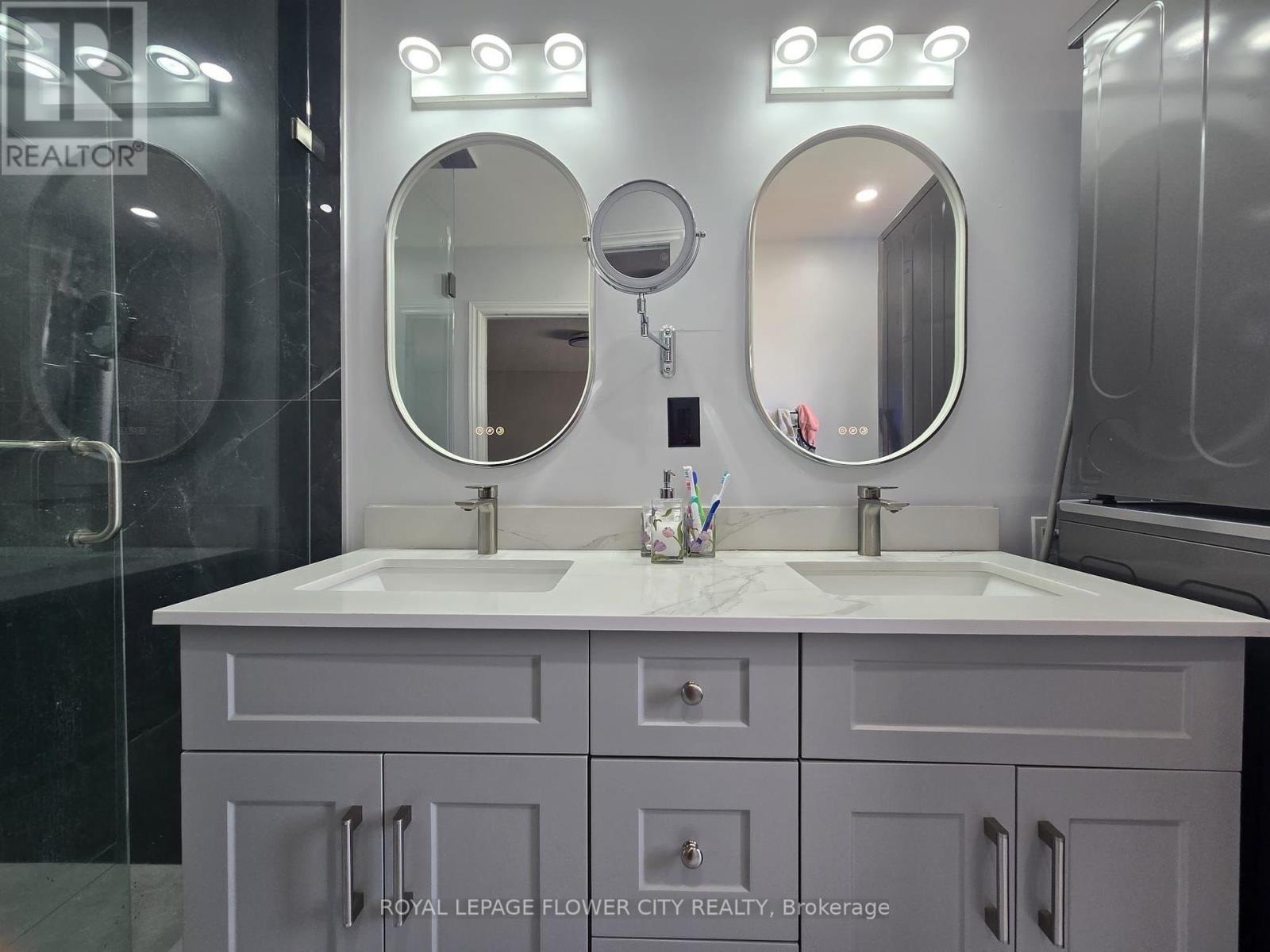 Photo 13 of 61 Pefeerlaw Circle, Brampton ON