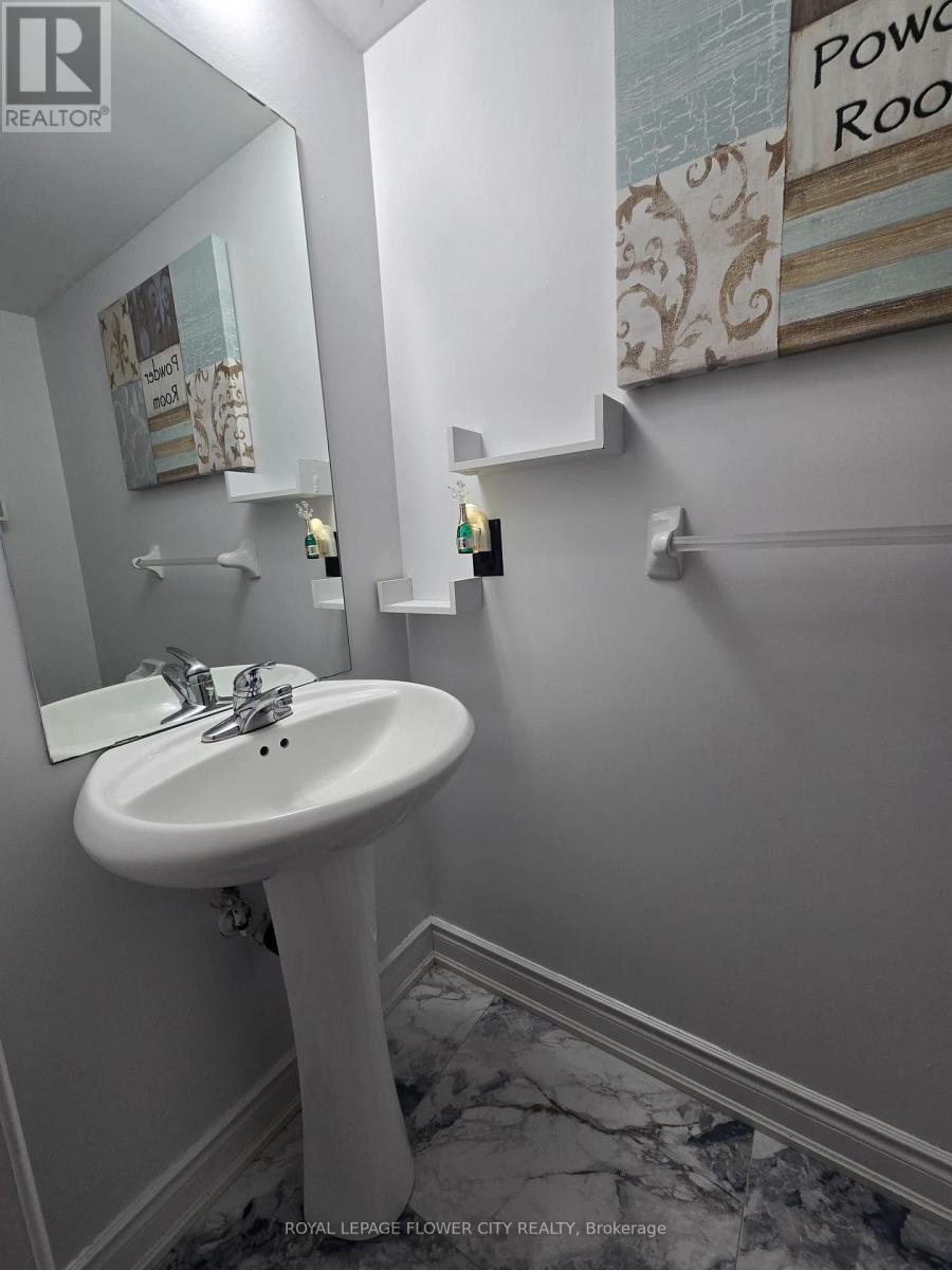 Photo 14 of 61 Pefeerlaw Circle, Brampton ON