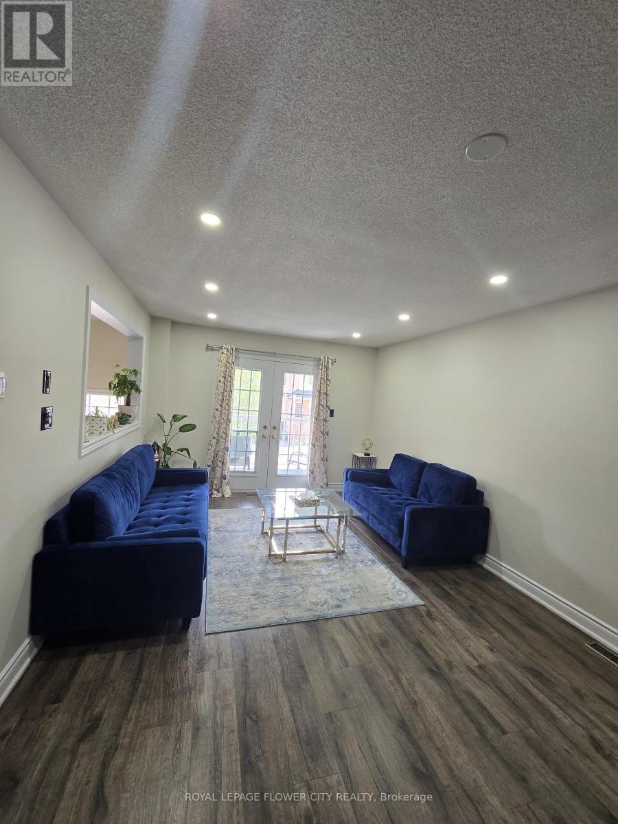 Photo 15 of 61 Pefeerlaw Circle, Brampton ON