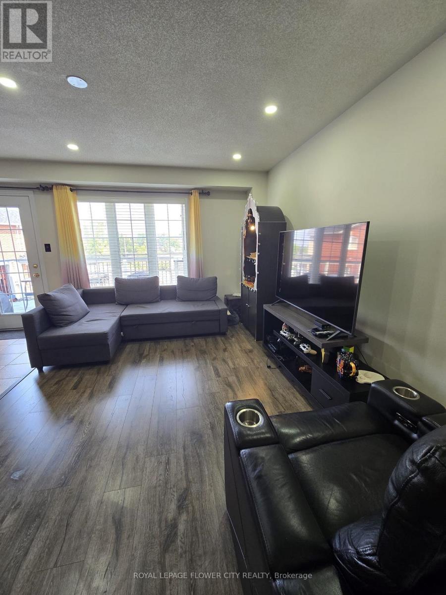 Photo 2 of 61 Pefeerlaw Circle, Brampton ON