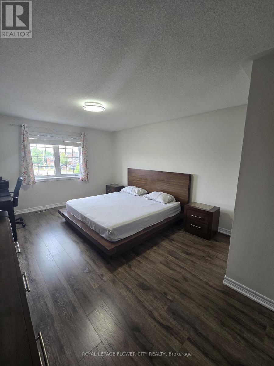 Photo 6 of 61 Pefeerlaw Circle, Brampton ON