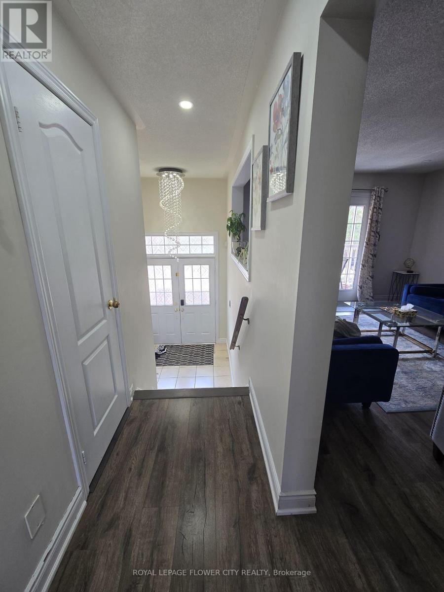 Photo 7 of 61 Pefeerlaw Circle, Brampton ON