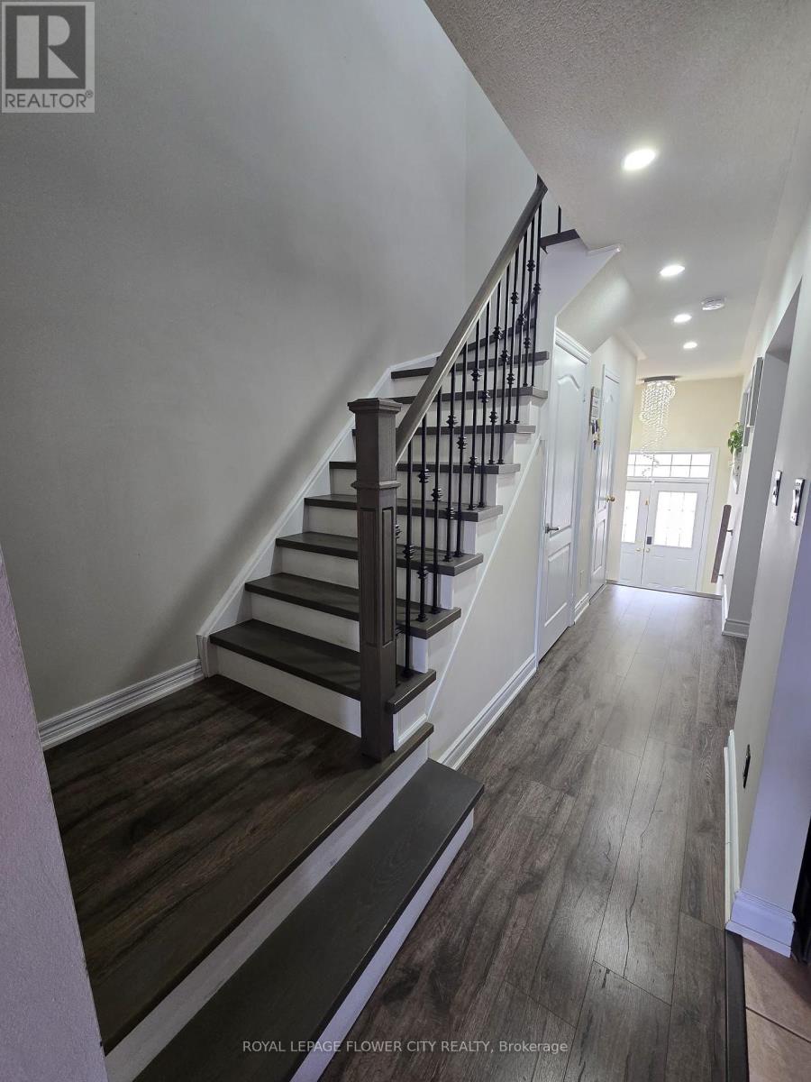 Photo 8 of 61 Pefeerlaw Circle, Brampton ON