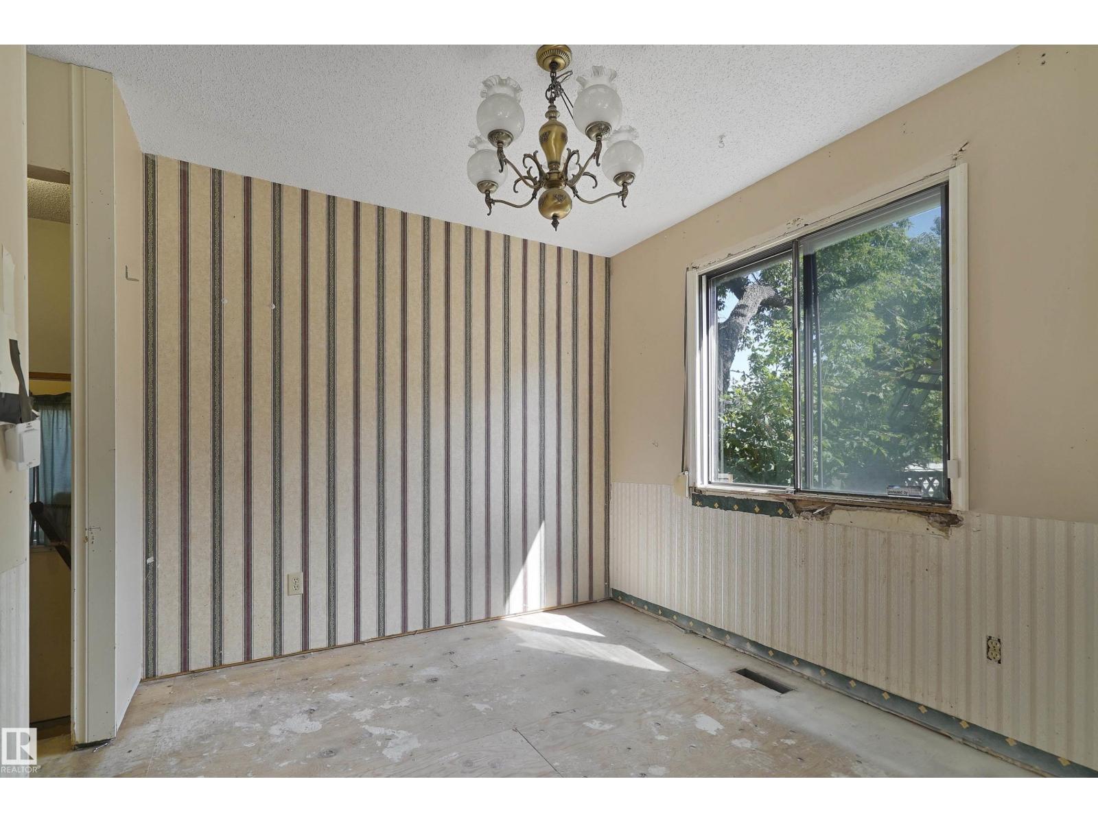 Photo 9 of 6222 11 Av Nw, Edmonton AB