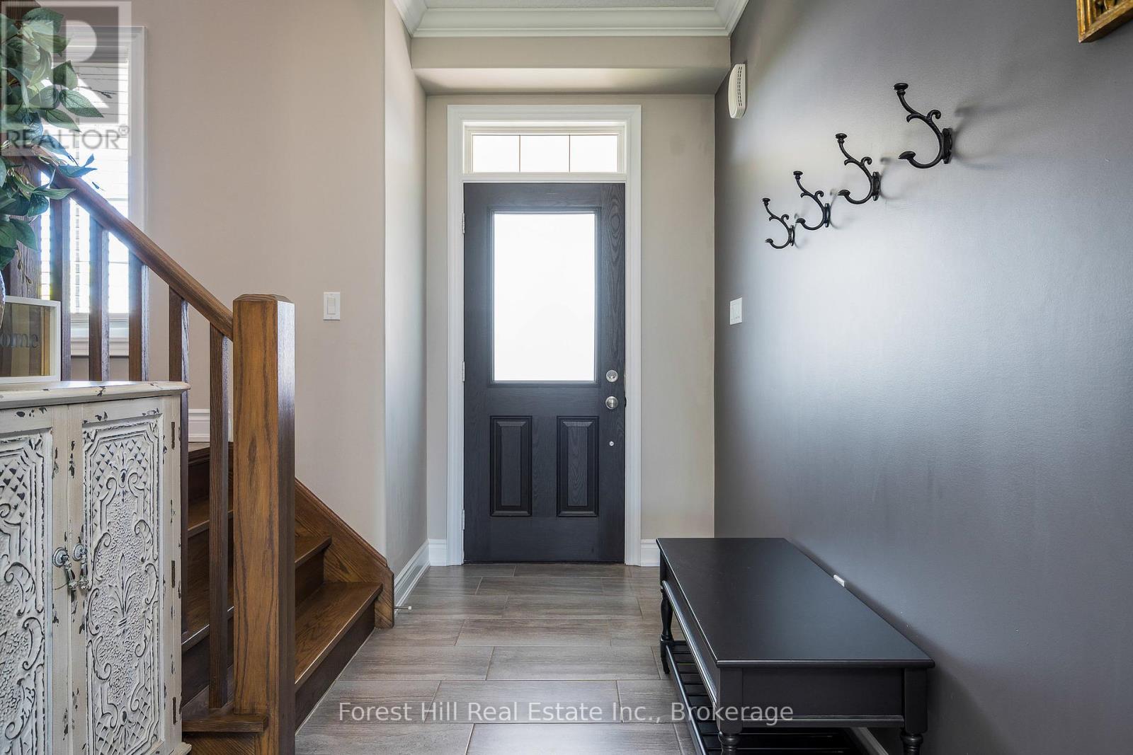 Photo 4 of 21 Marta Crescent, Barrie ON