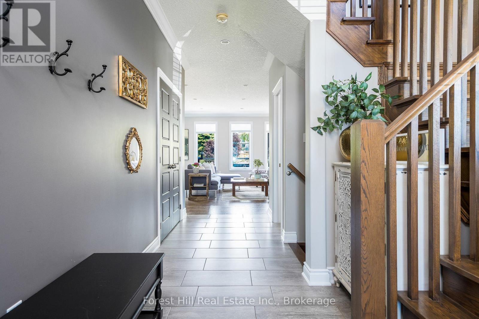 Photo 5 of 21 Marta Crescent, Barrie ON