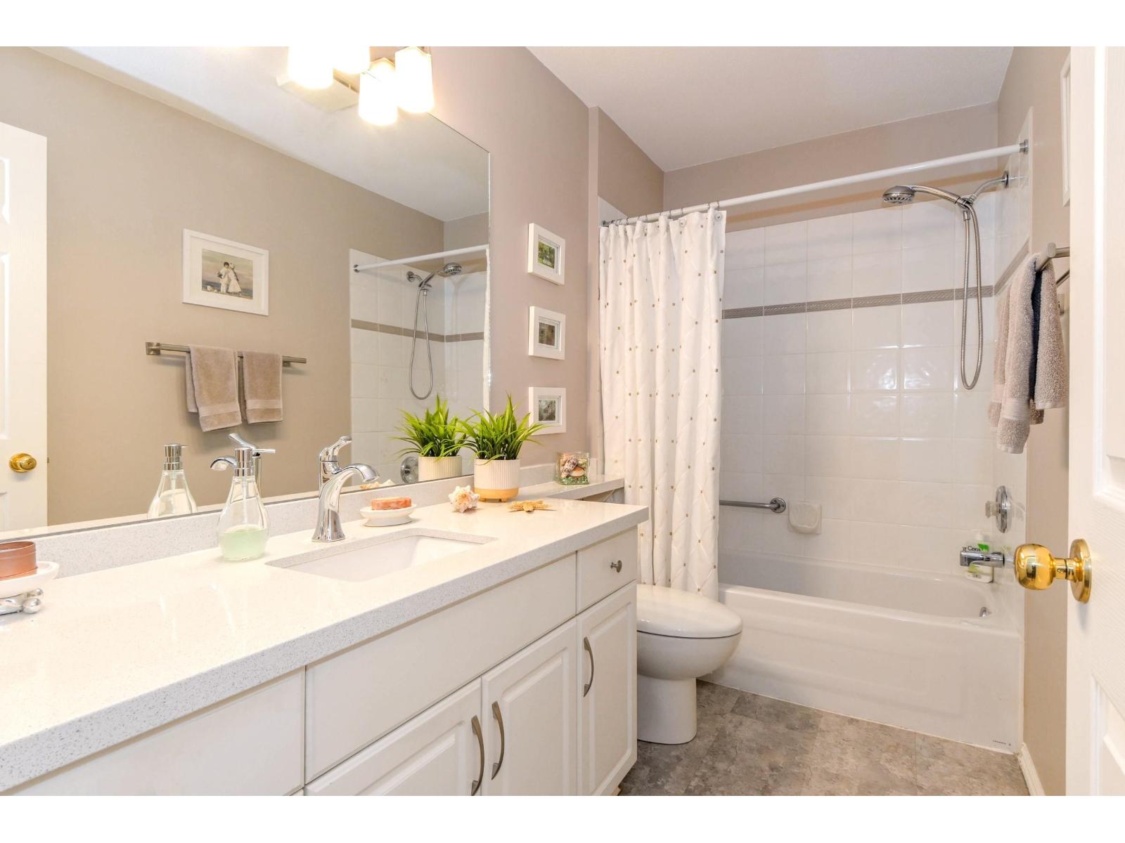 Photo 18 of 301 2772 Clearbrook Road, Abbotsford BC