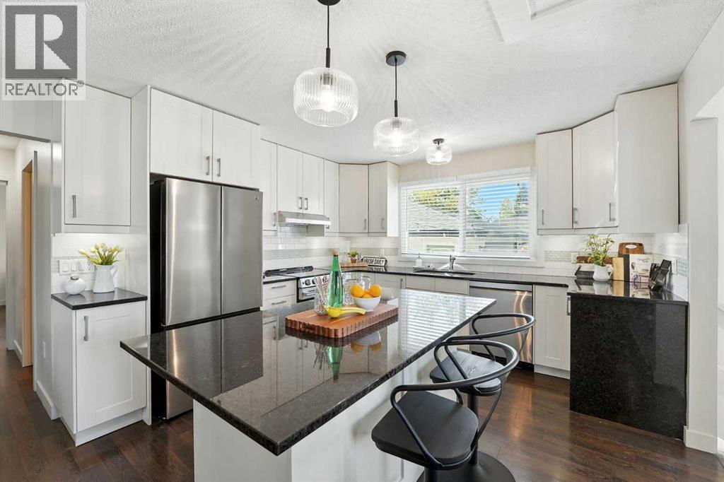 Photo 10 of 207 Pinecrest Crescent Ne, Calgary AB
