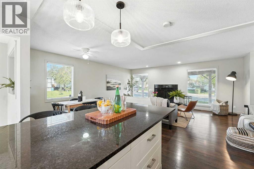 Photo 12 of 207 Pinecrest Crescent Ne, Calgary AB