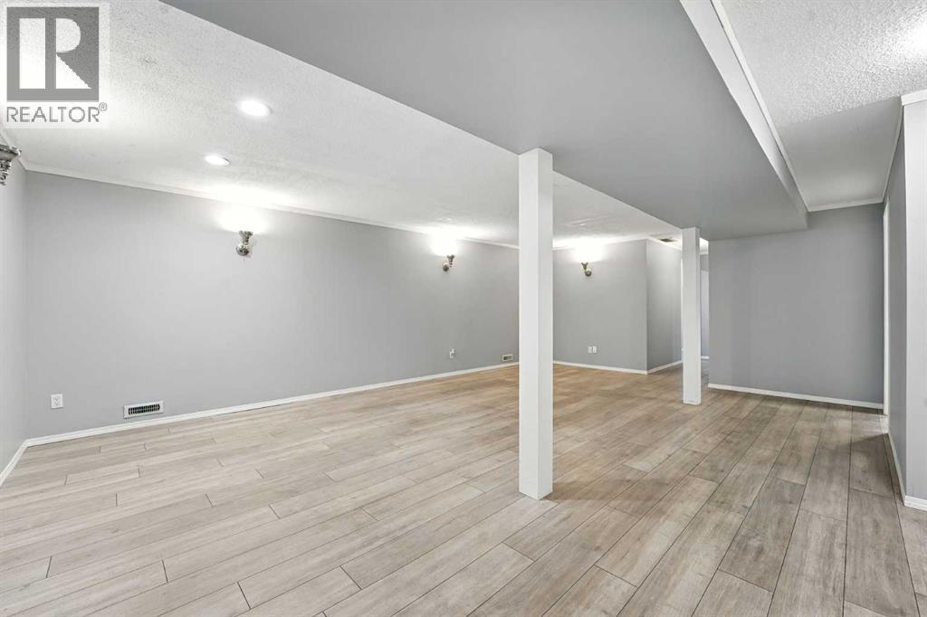 Photo 20 of 207 Pinecrest Crescent Ne, Calgary AB