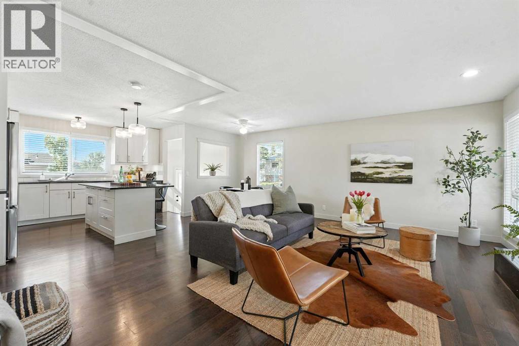 Photo 5 of 207 Pinecrest Crescent Ne, Calgary AB