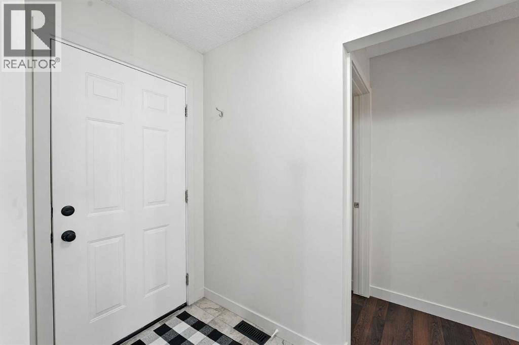 Photo 4 of 207 Pinecrest Crescent Ne, Calgary AB