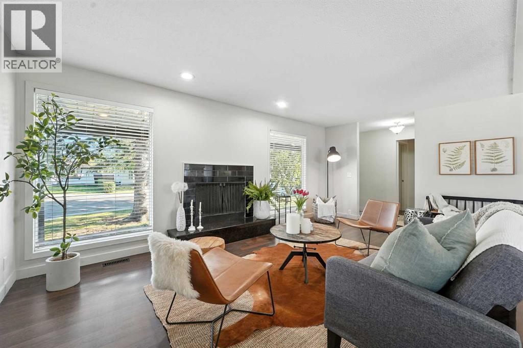 Photo 6 of 207 Pinecrest Crescent Ne, Calgary AB
