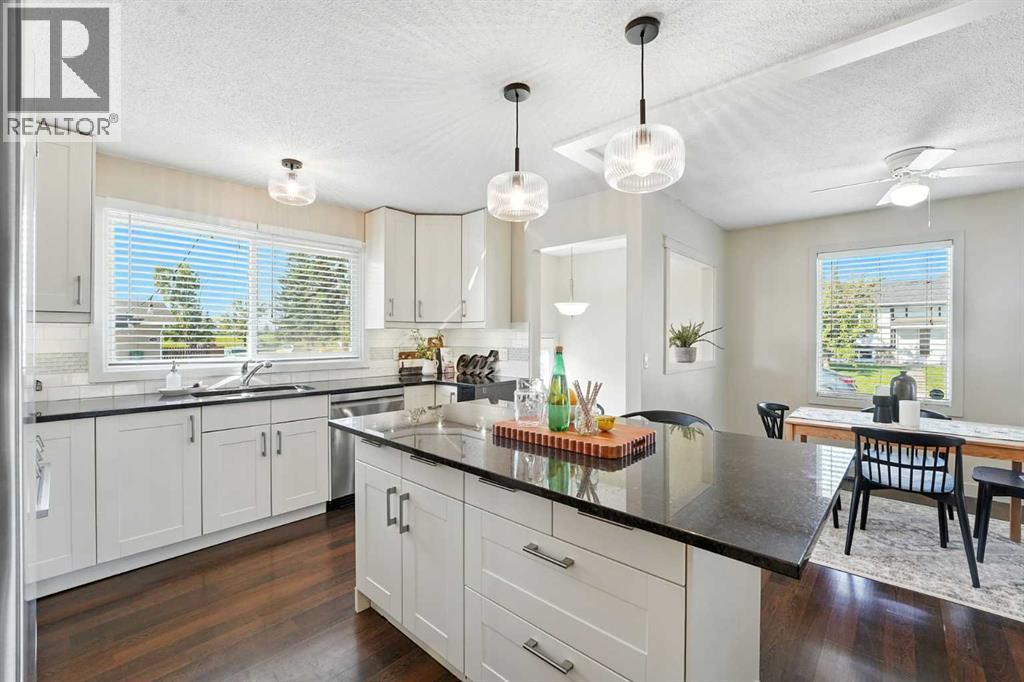 Photo 9 of 207 Pinecrest Crescent Ne, Calgary AB